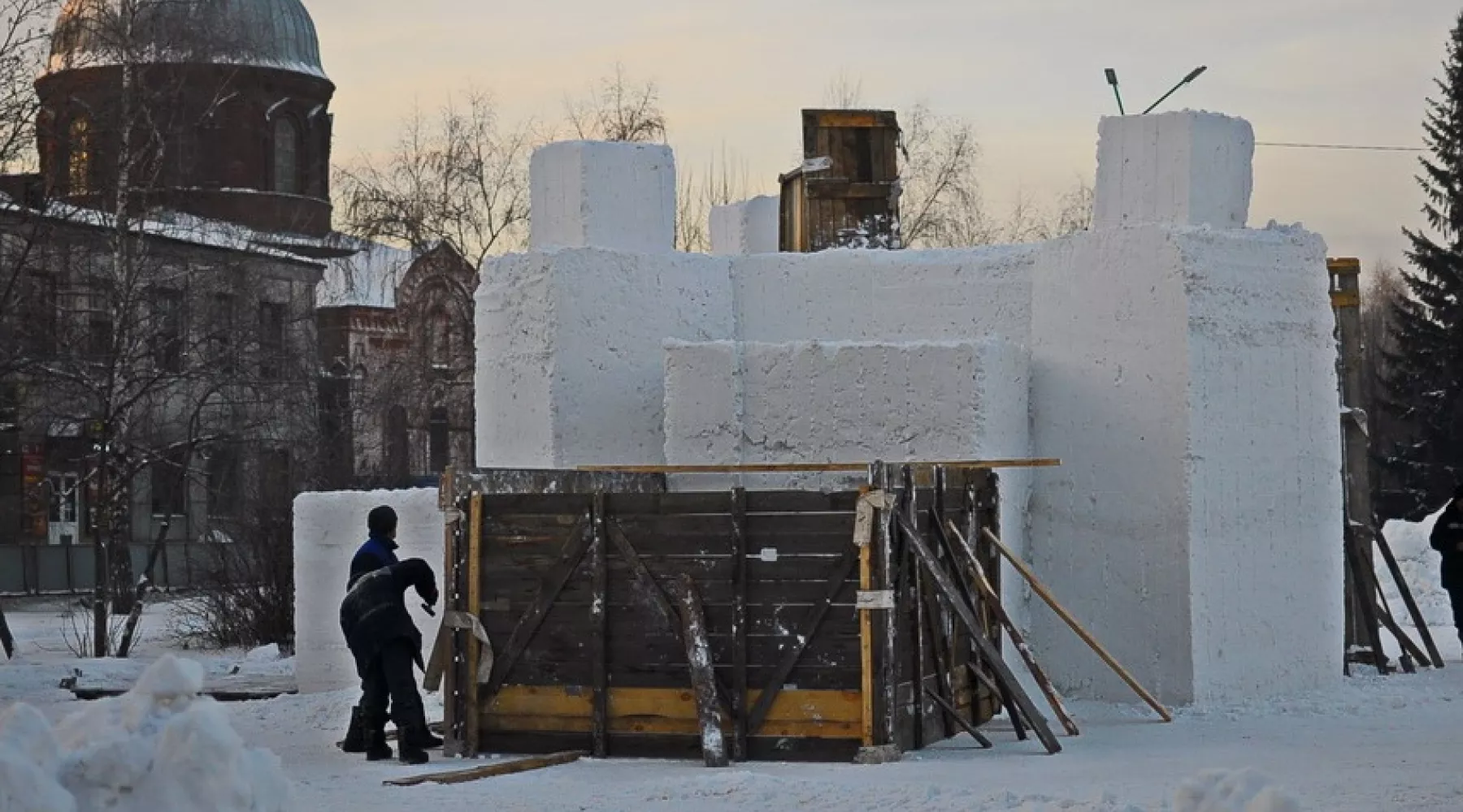 Праздник к нам приходит: по всему городу возводят снежные городки