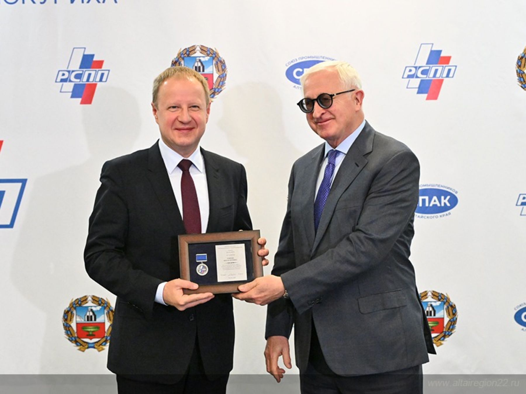 Президент РСПП Александр Шохин наградил медалью «За заслуги» Российского союза промышленников и предпринимателей Губернатора Виктора Томенко и сопредседателя Координационного совета отделений РСПП в СФО Юрия Шамкова.