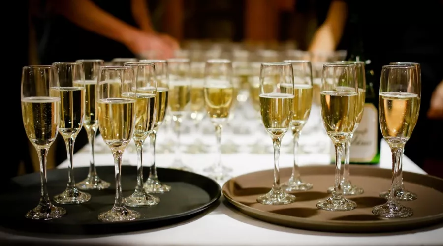 Эксперты Роскачества объяснили, как отличить шампанское от винного напитка