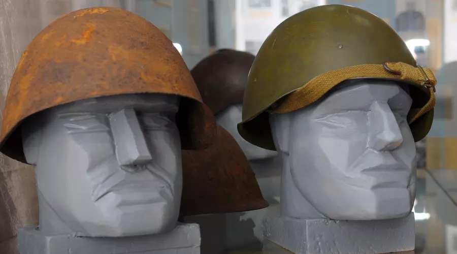Дать по каске: в Бийском музее проследили эволюцию шлема
