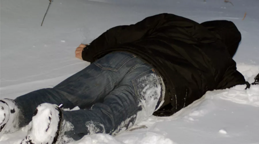 Мужчину, лежавшего в снегу, спасли от смерти бийские полицейские 