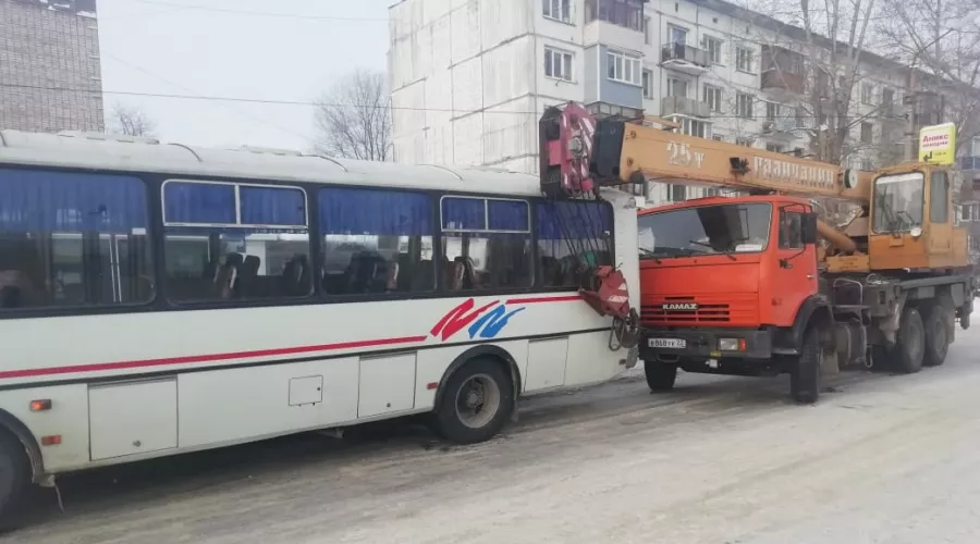 Автокран столкнулся с автобусом в Бийске
