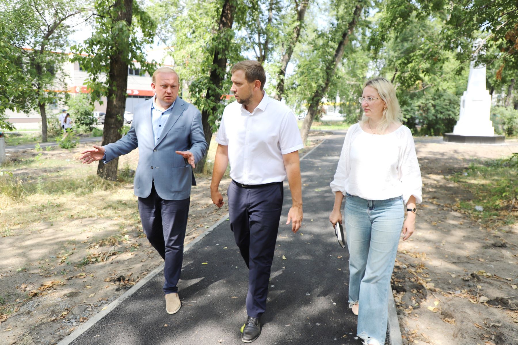 Андрей Абрамов, депутат АКЗС, Виктор Щигрев, глава города, и Светлана Марчукова, и.о. начальника жилищно-коммунального хозяйства, благоустройства и дорожного хозяйства администрации Бийска