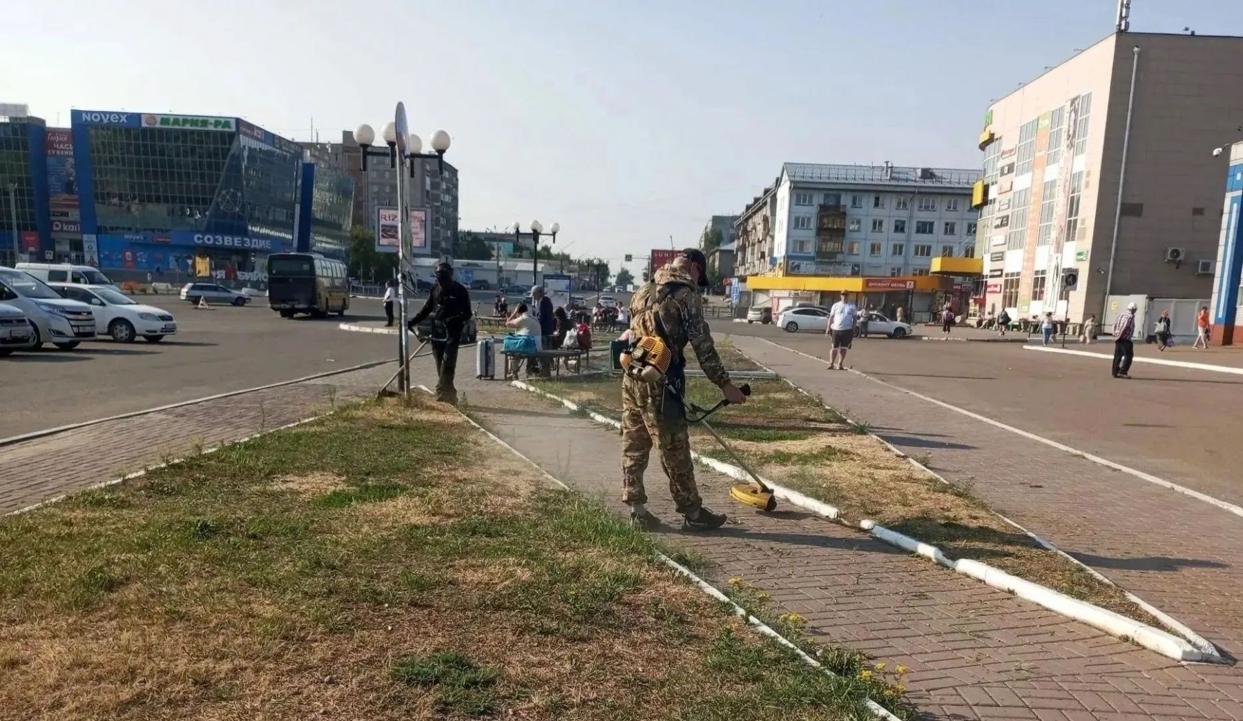В Бийске продолжаются работы по содержанию дорог и общественных территорий