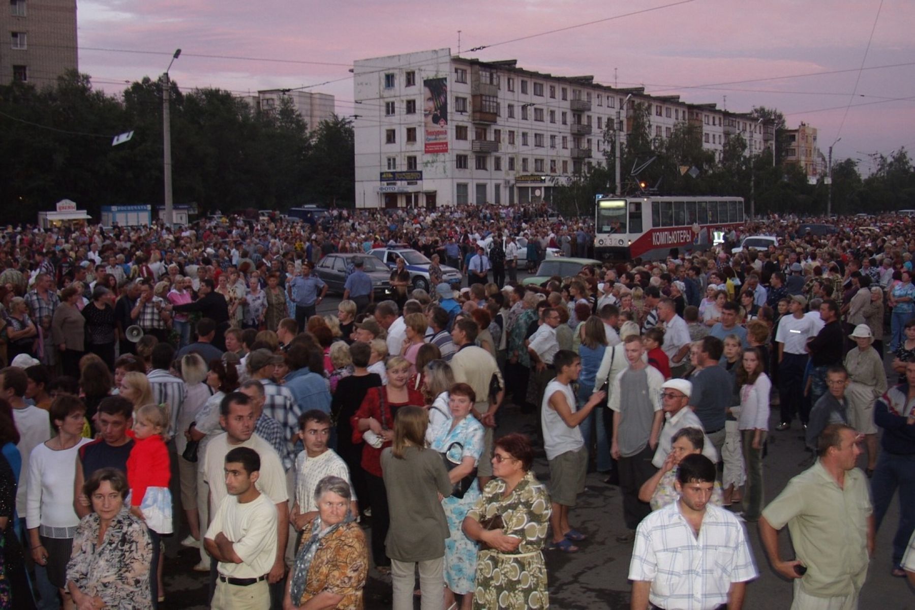 В Бийске в пер. Коммунарском собрались бийчане, встречающие похоронный кортеж по пути в Верх-Обское.