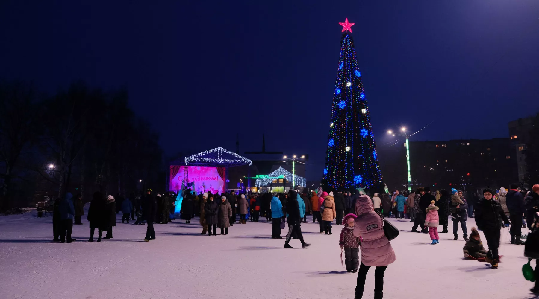 Фоторепортаж: открытие главной городской елки 