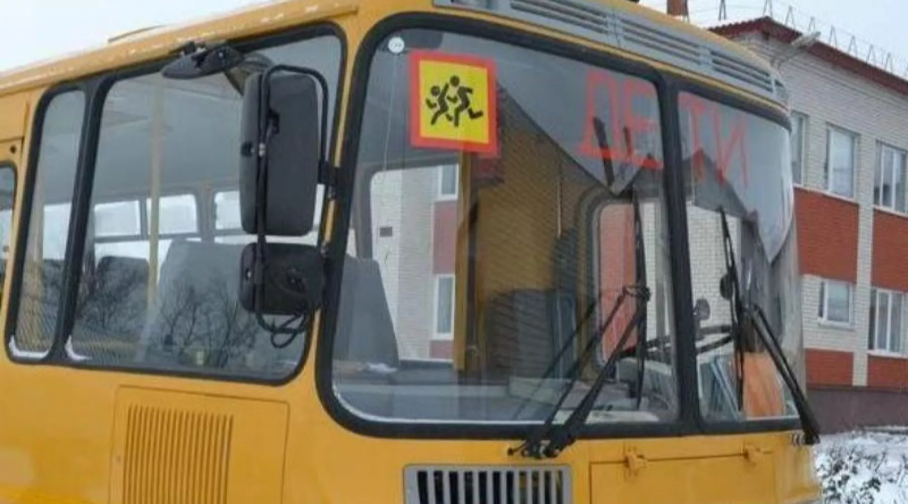 Сотрудники ГИБДД призывают водителей пропускать колонны автобусов с детьми 