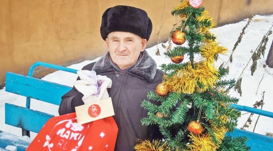 Елочка мне нравится видео с дедом. Бийский пенсионер Вячеслав Степанович. Вячеслав Степанович елочка. Муралевич Вячеслав Степанович. Деду елочка Нравится подарки.