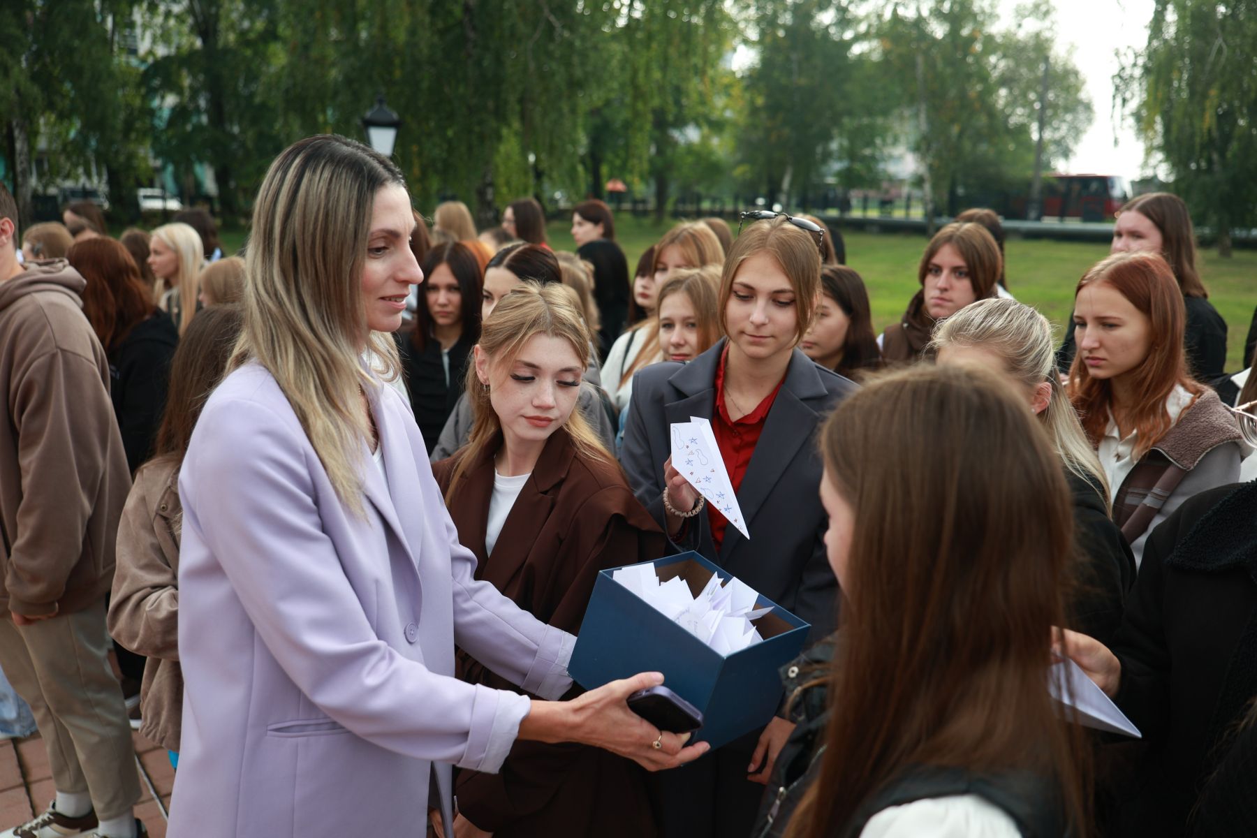 "Самолетики пожеланий" отправили старшекурсники новым студентам.