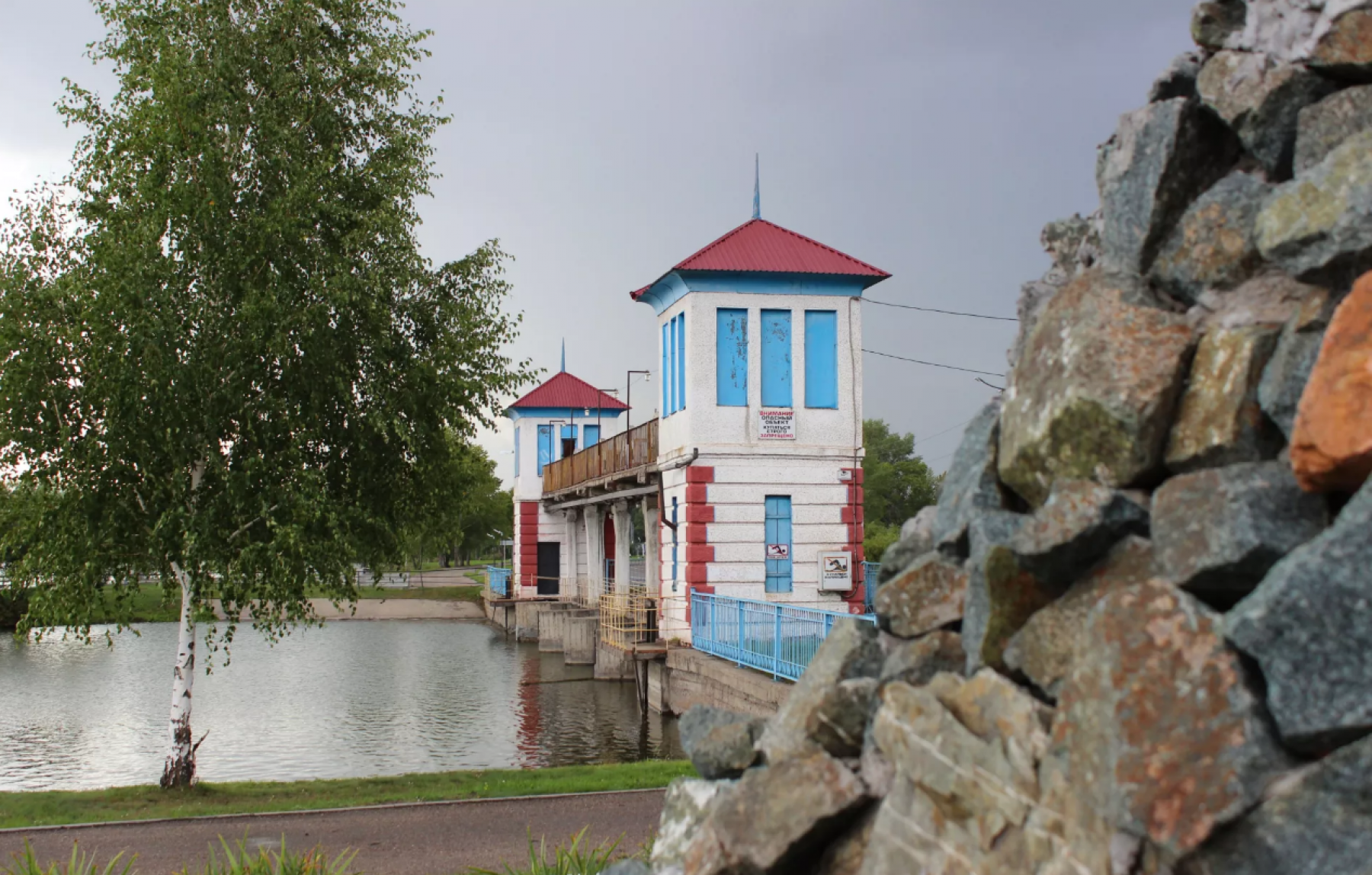 Плотина имени Ивана Ивановича Ползунова в Павловске.