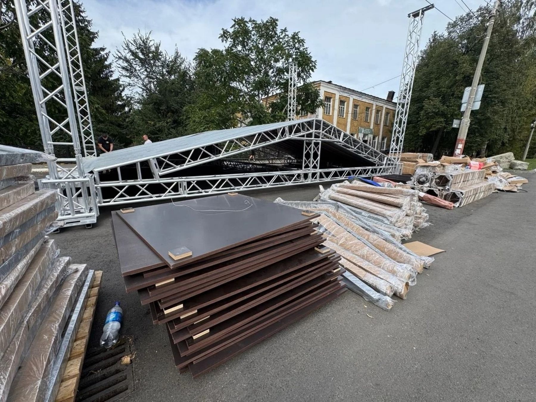 Туристический облик Бийска: в парке Гаркавого приступили к установке сцены