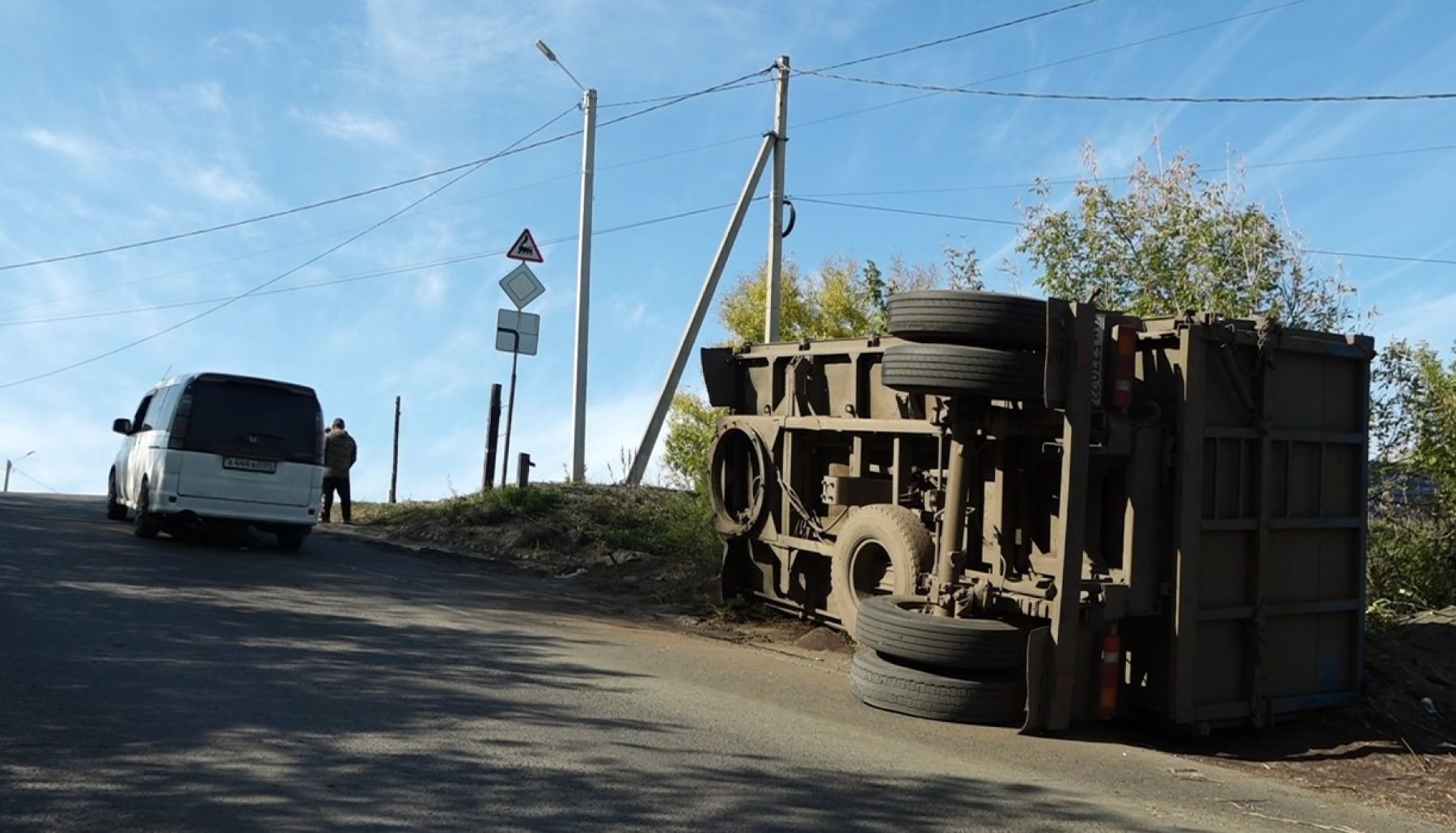 В Бийске на спуске к понтонному мосту опрокинулся прицеп грузовика