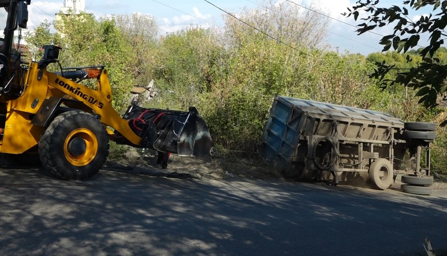 В Бийске на спуске к понтонному мосту опрокинулся прицеп грузовика
