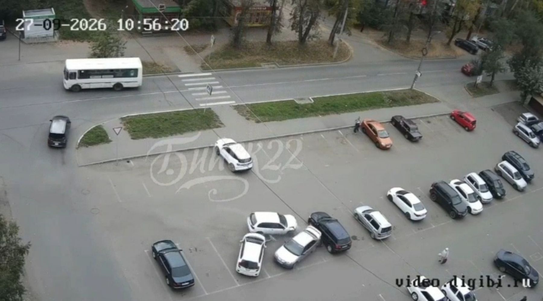 В Бийске возле торгового центра на АБ произошло массовое ДТП