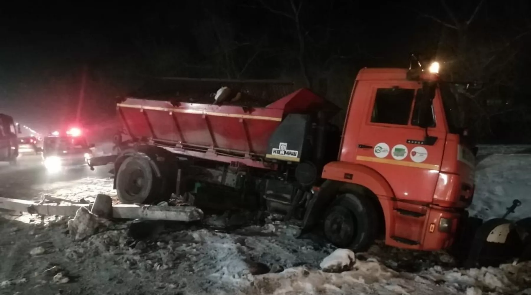 КАМАЗ дорожной службы наехал на светофор в Бийске 