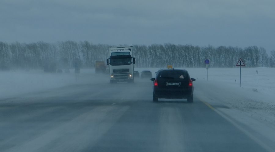 Перекроют трассу барнаул. Метели Алтайский край. ДТП Алтайский край 15 декабря. Метель влияет на движение транспорта.