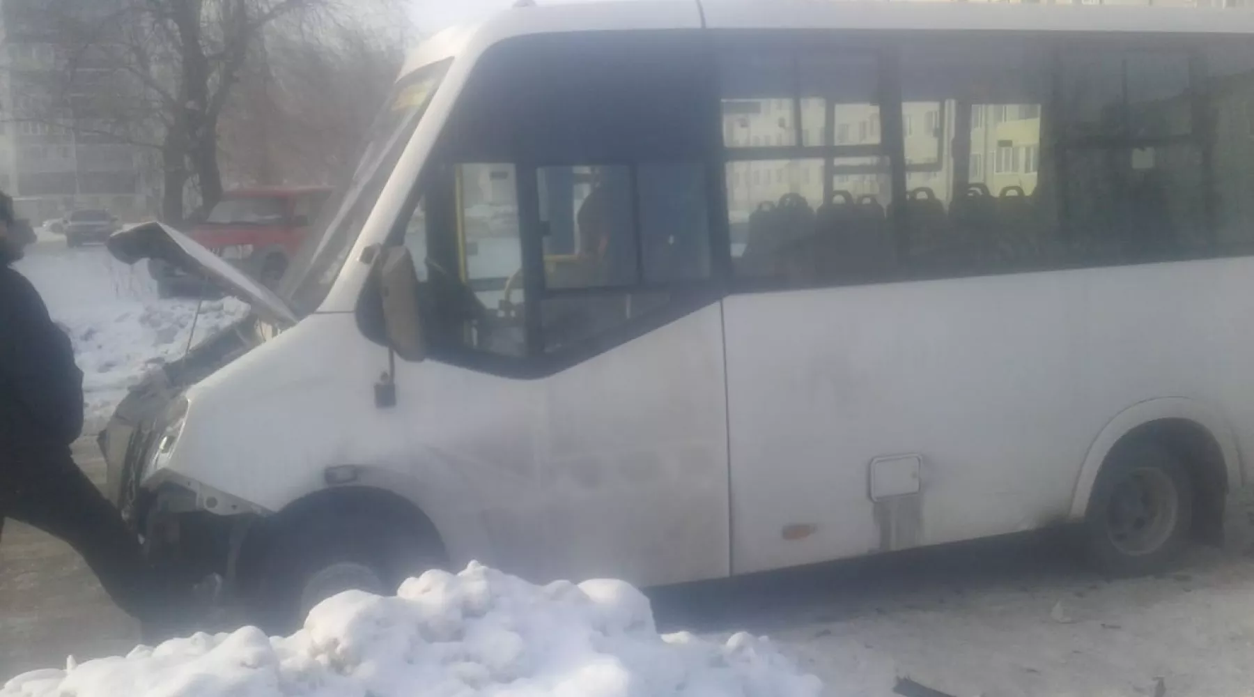 Газель и легковой автомобиль столкнулись на перекрестке 