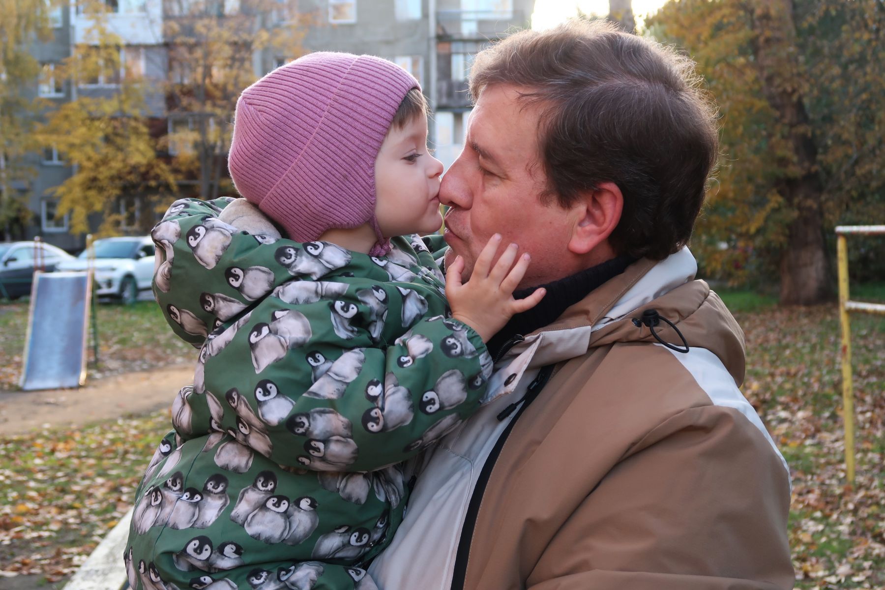 Малыши любят вечерние прогулки с папой