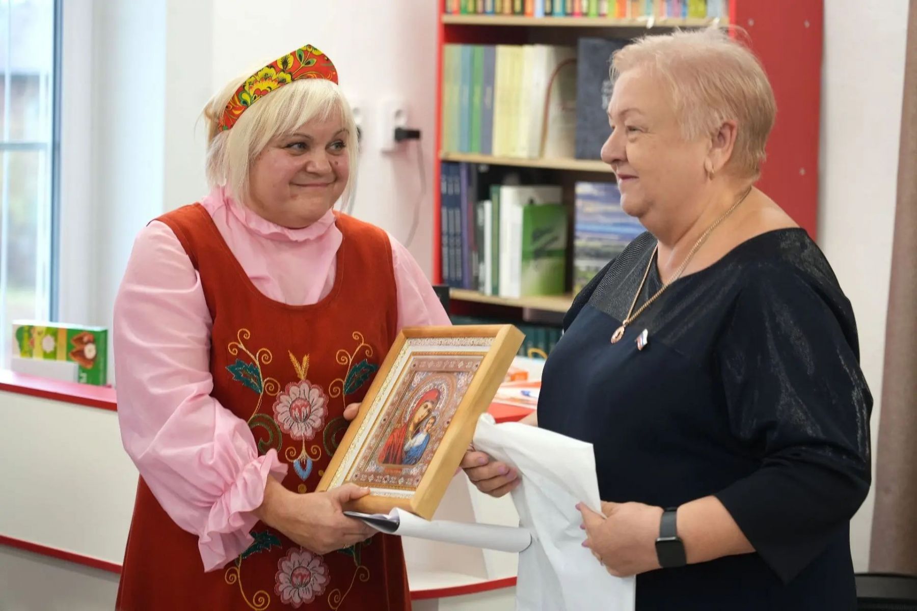 В Бийске открыли библиотеку № 6 в стиле избы-читальни 