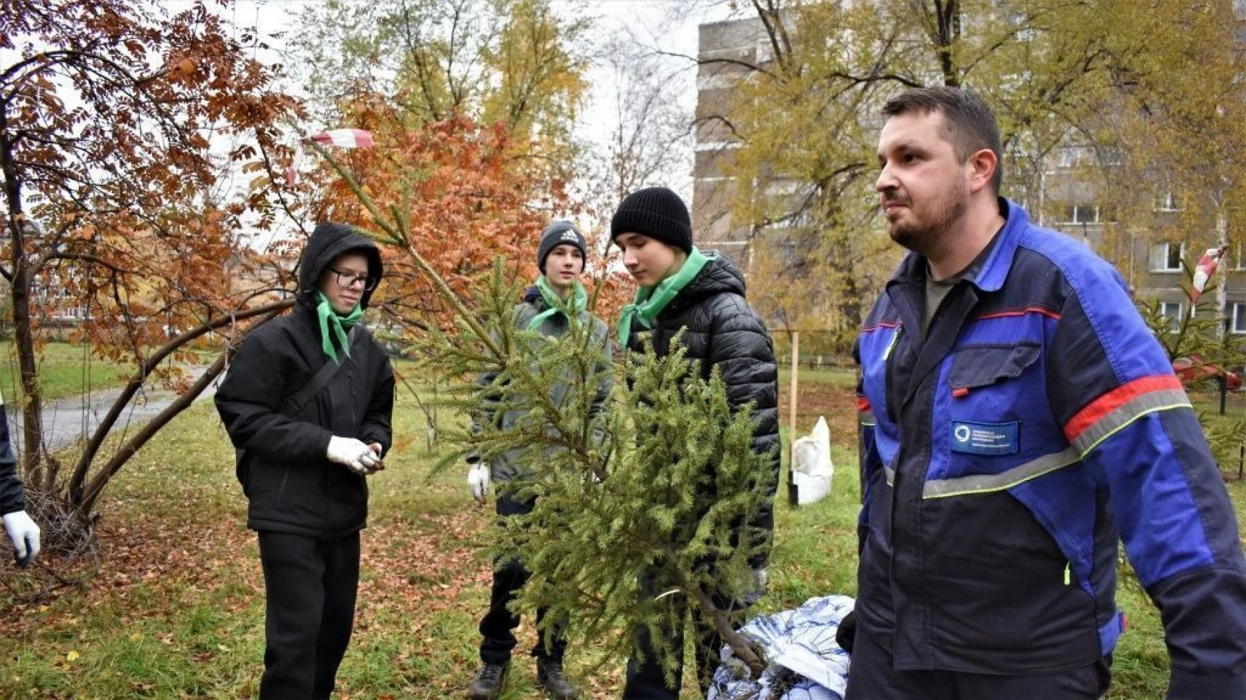 Энергетики СГК-Алтай и юные экологи Бийска провели акцию по озеленению города
