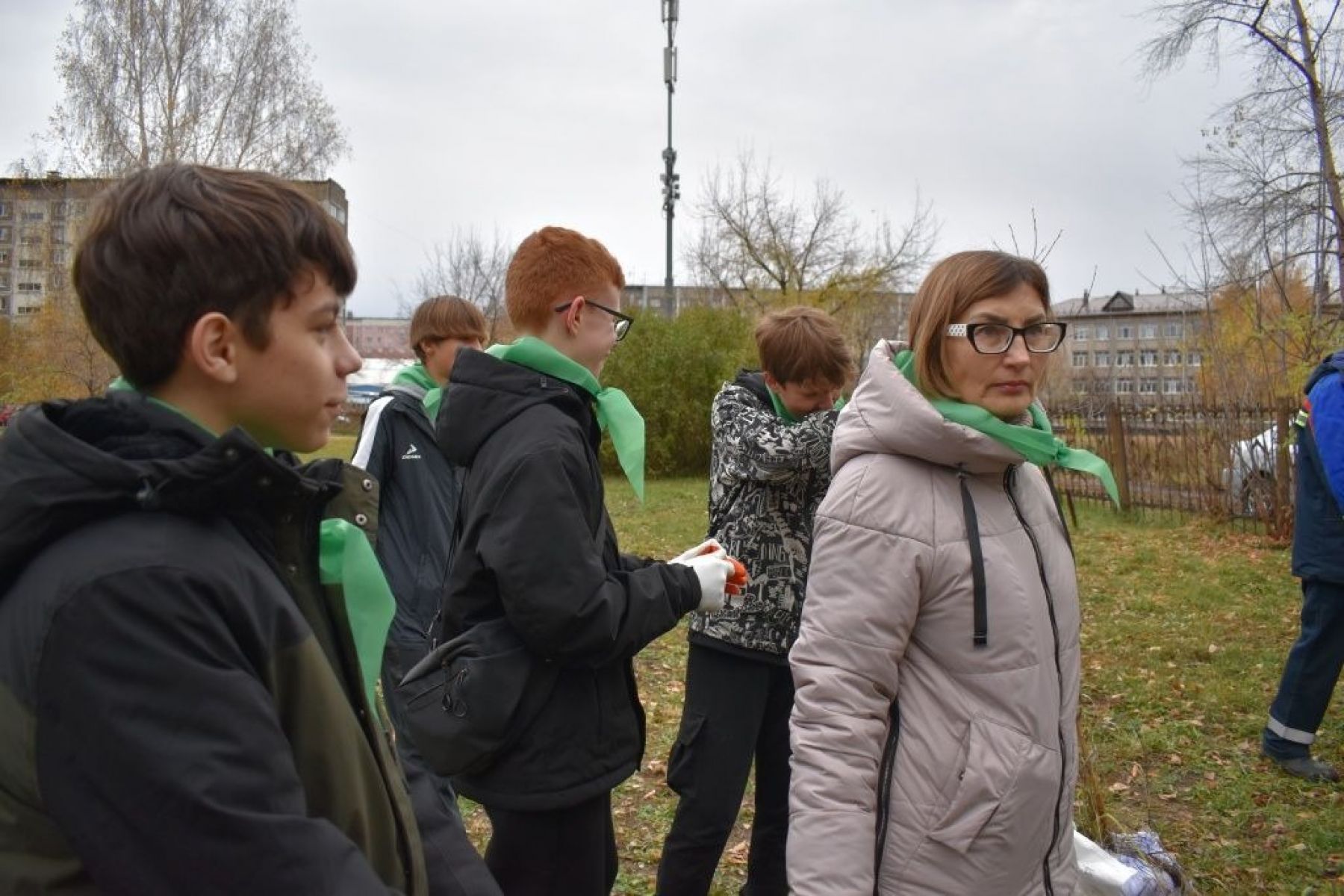 Энергетики СГК-Алтай и юные экологи Бийска провели акцию по озеленению города
