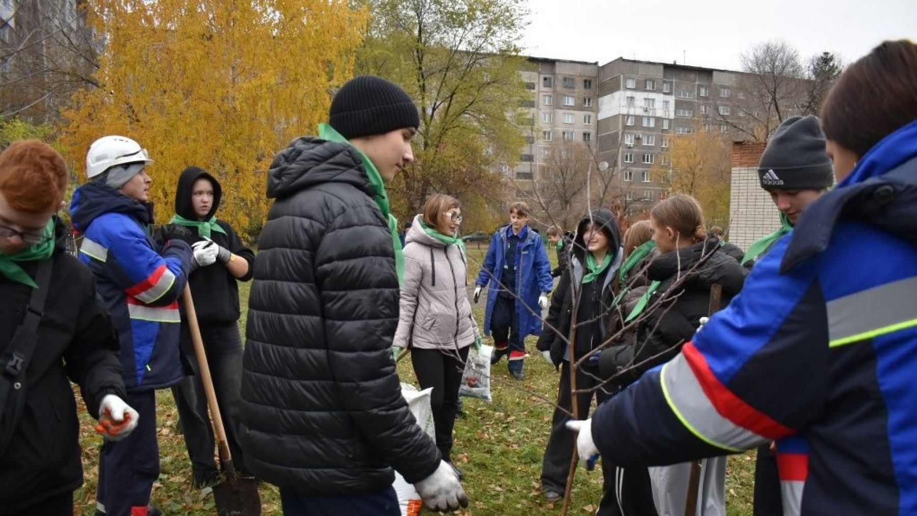 Энергетики СГК-Алтай и юные экологи Бийска провели акцию по озеленению города
