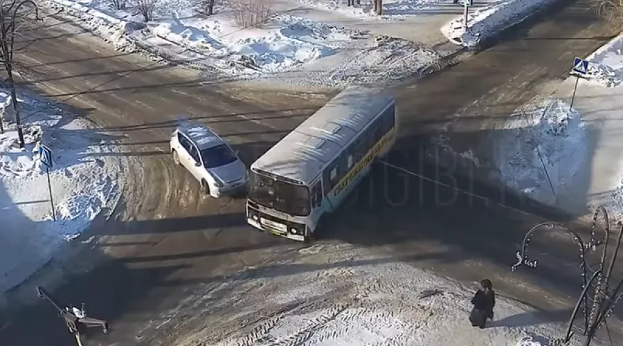 Автобус столкнулся с легковым автомобилем в Бийске