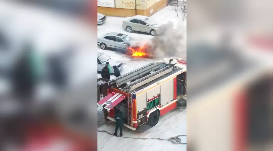 Автомобиль сгорел во дворе на улице Мухачевае