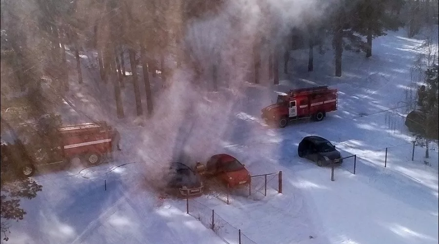 Два автомобиля загорелись во дворе Центральной городской больницы