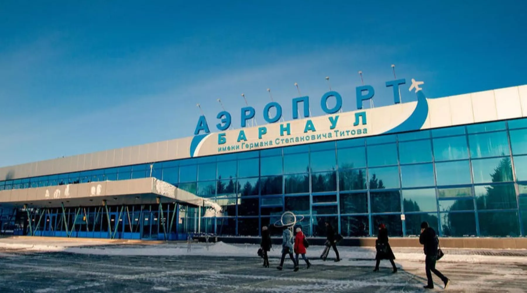 Трап с людьми упал в аэропорту Барнаула 