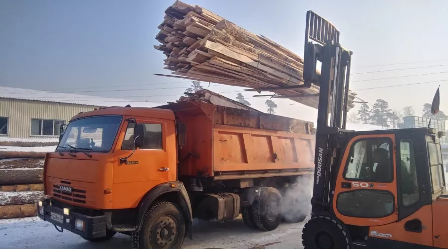 Почти даром: бесплатные дрова жителям Бийского района доставляют за 400 рублей