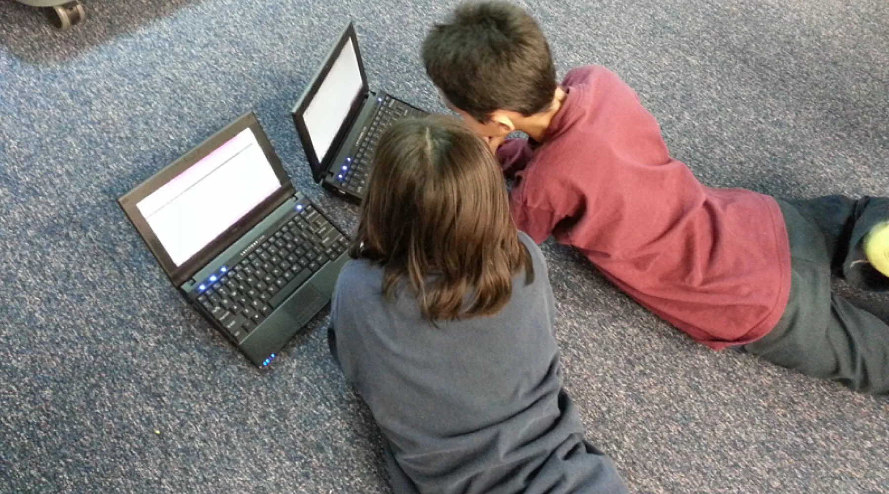 Дети. Гаджеты. Интернет. Ноутбук.