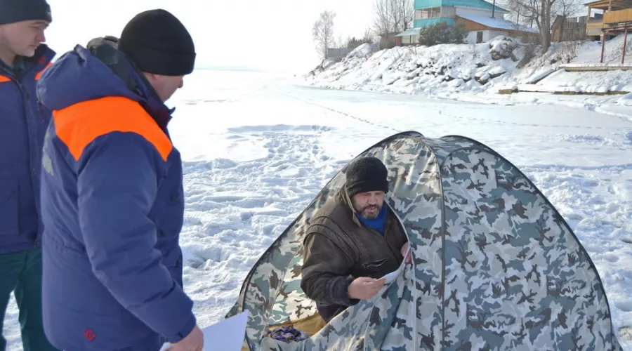 Правила поведения на льду напомнили бийским рыбакам