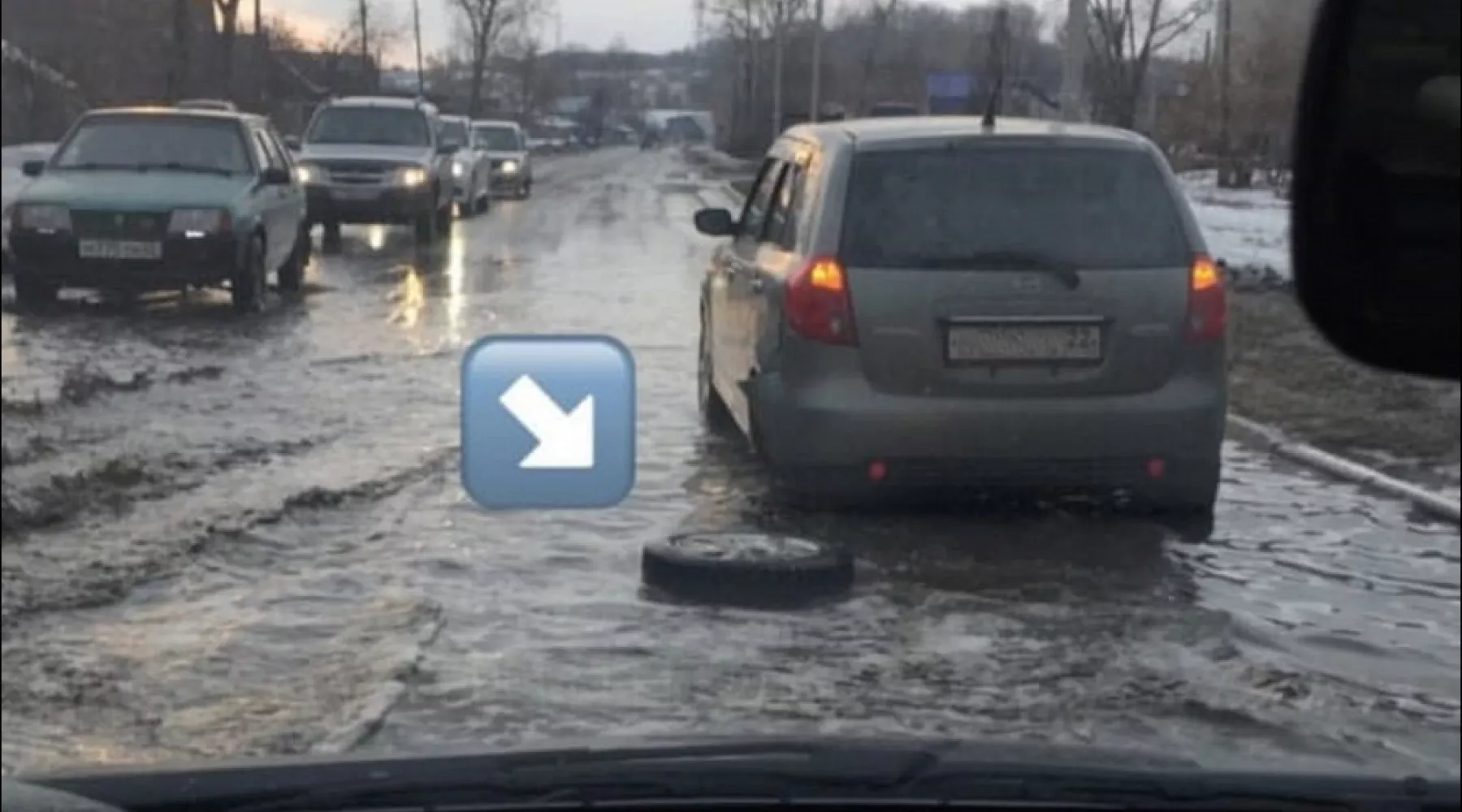 Фото дня: в Бийске автомобили теряют колеса  