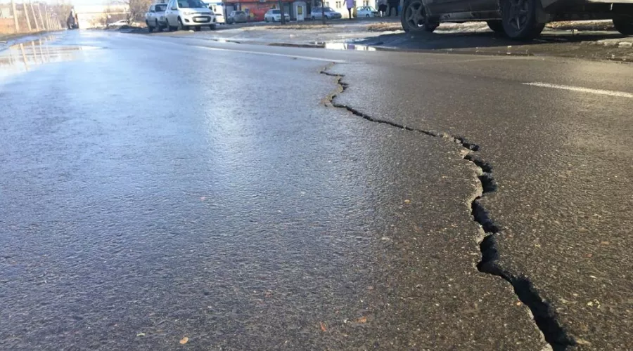 Не в целости и сохранности: новый асфальт на улице Мухачева пошел трещинами 