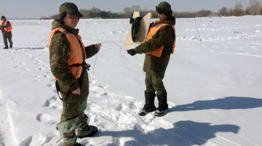 Подрывы льда на реке Бии проведут военные саперы 