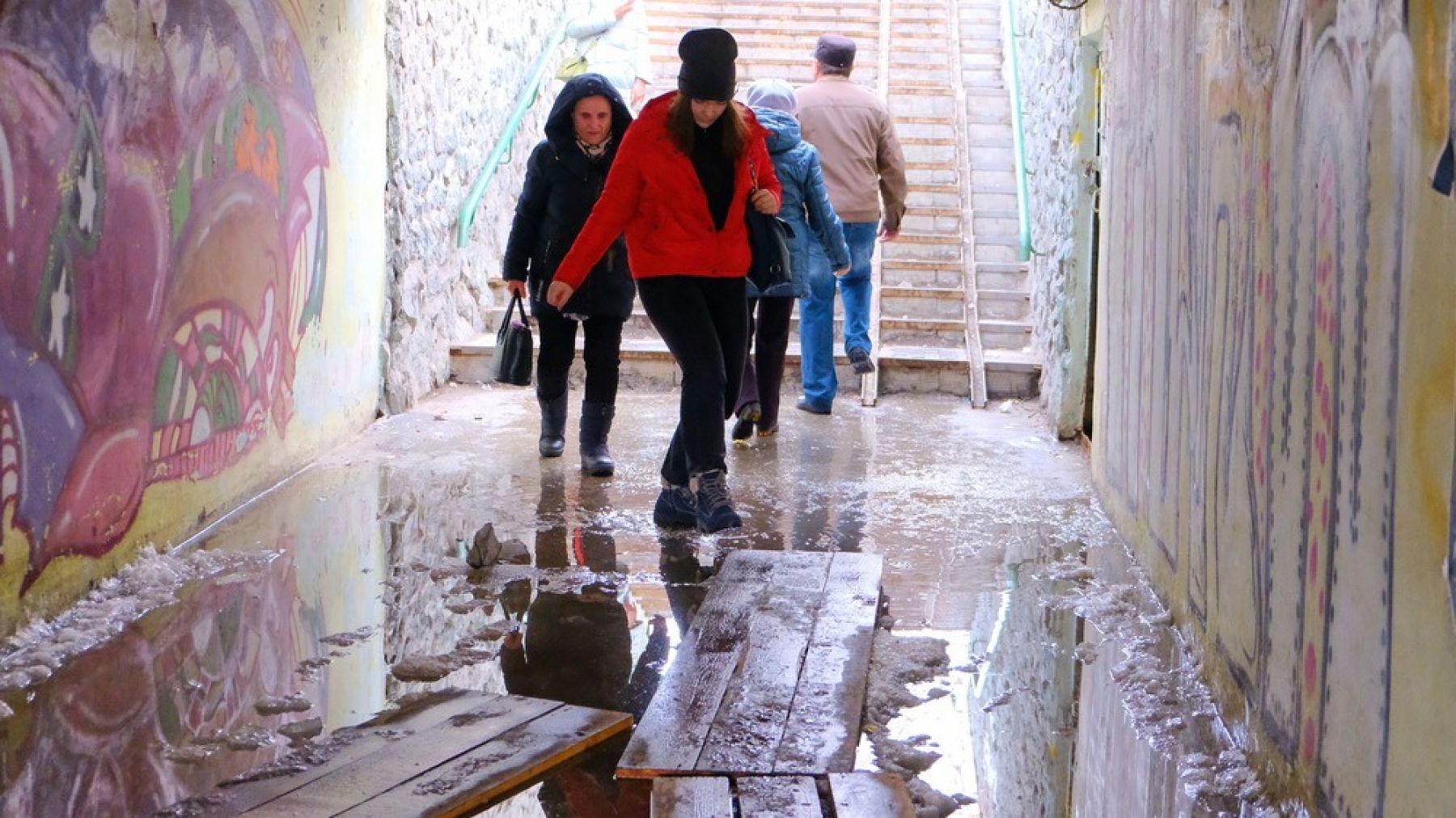 Подземные переходы в Бийске часто затапливают талые воды