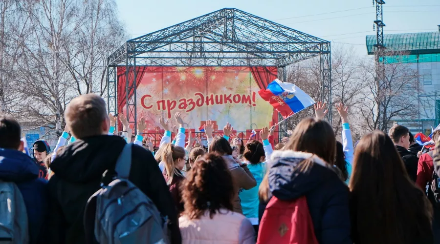 Присоединение Крыма к России отпраздновали в Бийске 