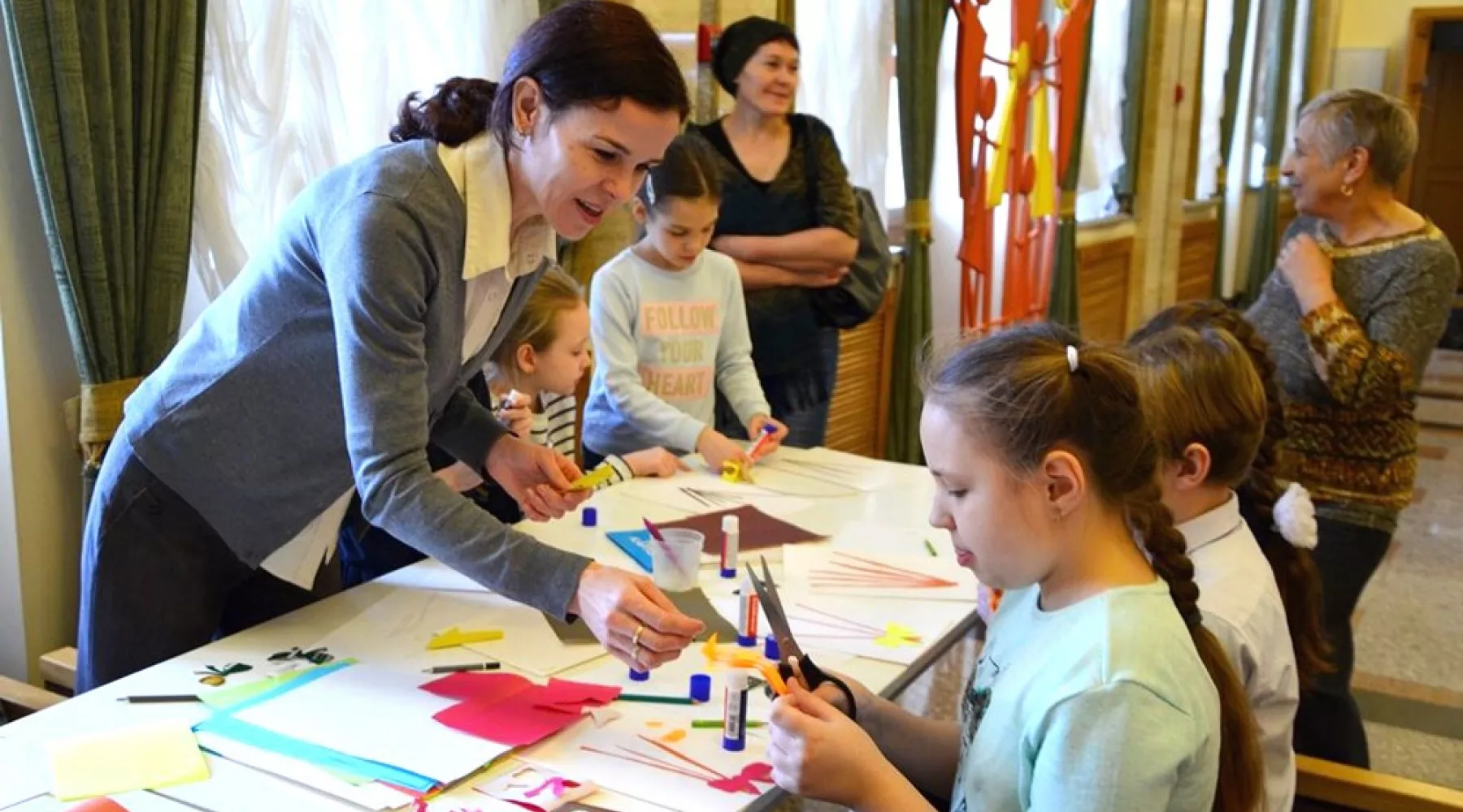 Специально для пап - акция «Папин день» в Молодежном театре Алтая