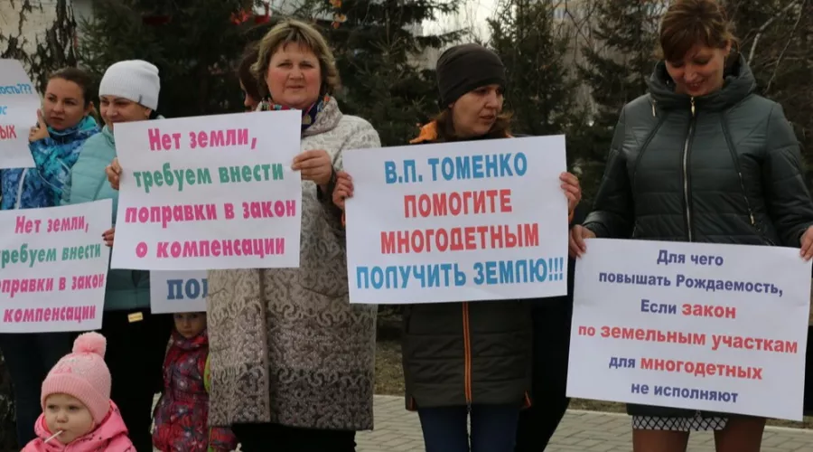 Пикет многодетных семей Барнаула состоялся сегодня, 2 апреля, в центре города 