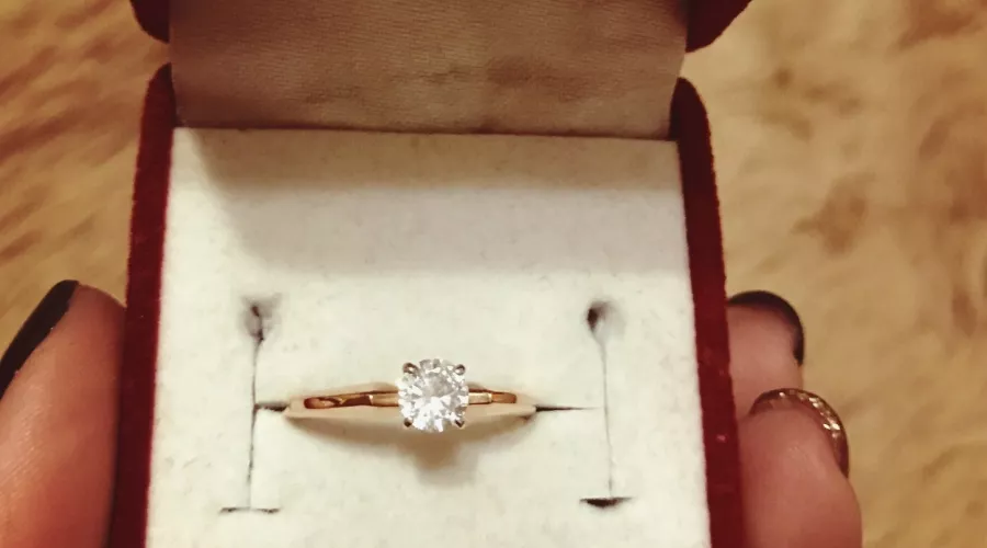 Бийчанка лишилась денег, пытаясь продать кольцо с бриллиантом 