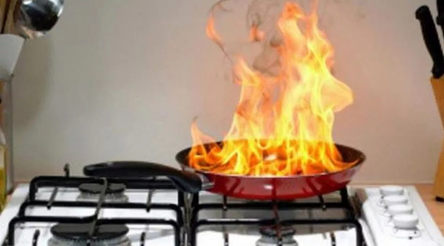 Стиральный порошок — идеальное средство для тушения пожара на кухне, учит МЧС