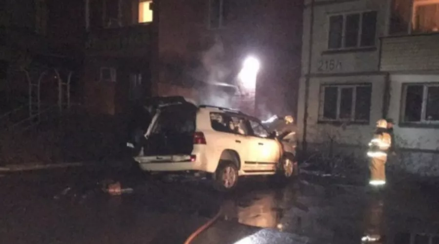 Автомобили сгорели ночью в бийском микрорайоне Зеленый Клин 