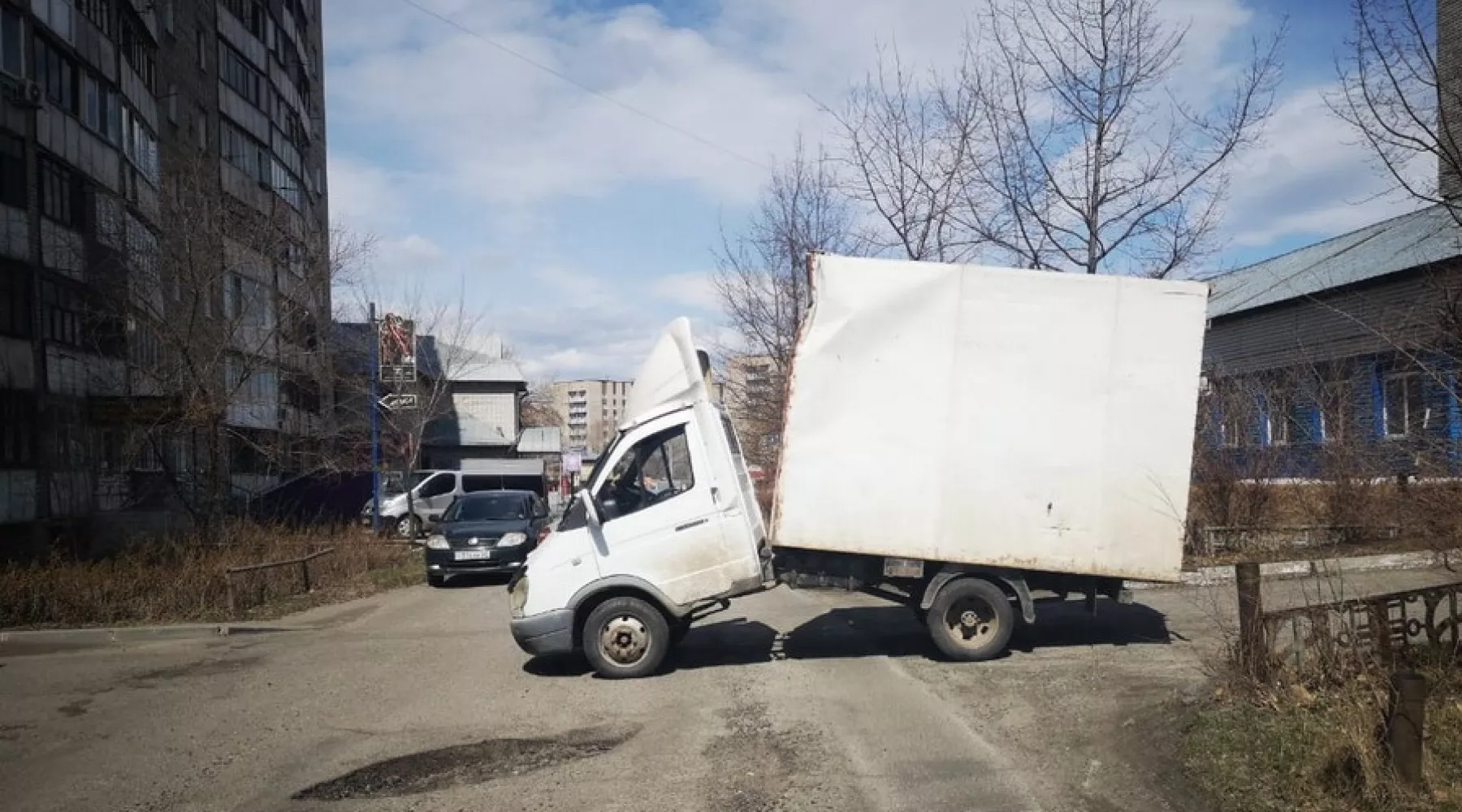 Пытаясь проехать через арку, грузовичок сломался пополам