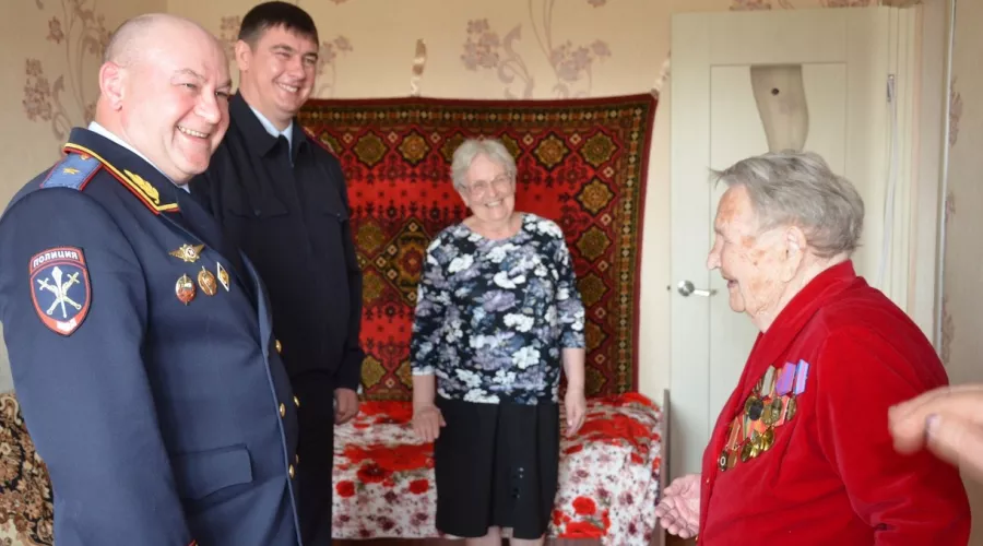 Руководитель полиции Алтайского края побывал в гостях у бийской пенсионерки 