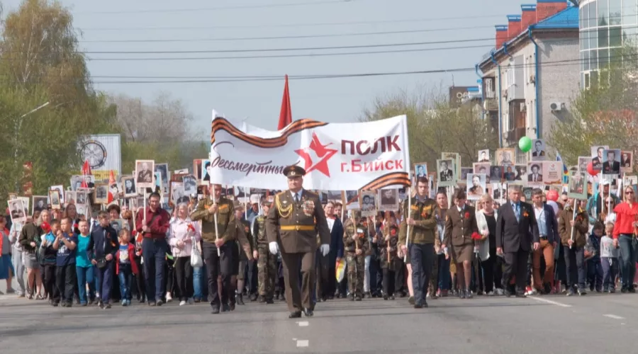 В Бийске продолжается парад в честь Дня Победы