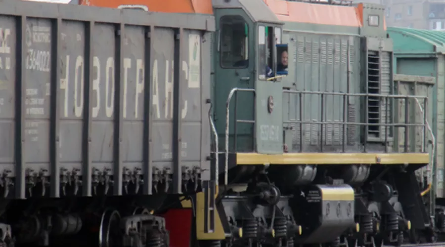 Поезд столкнулся с микроавтобусом в Алтайском крае 