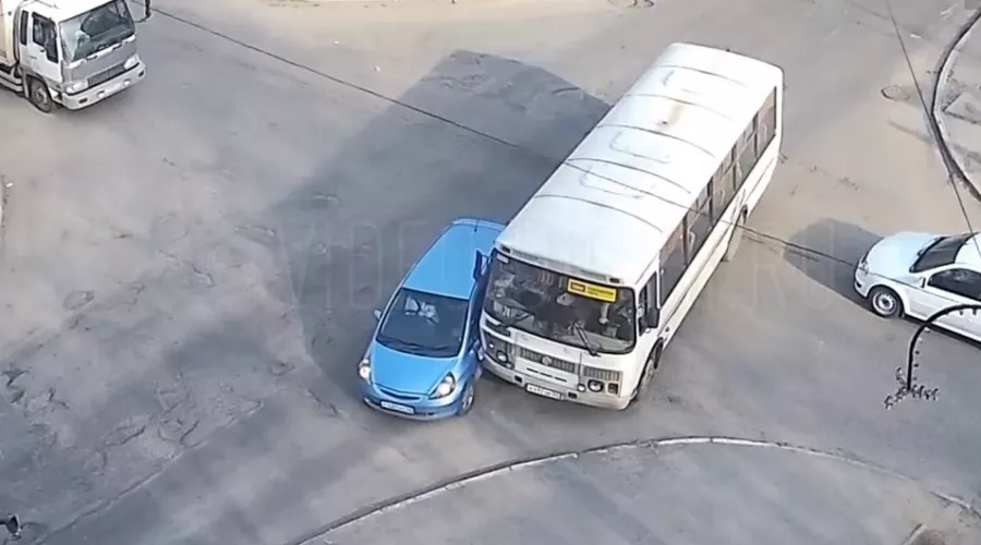 Опубликованы два видео ДТП с «неуверенными» бийскими водителями 