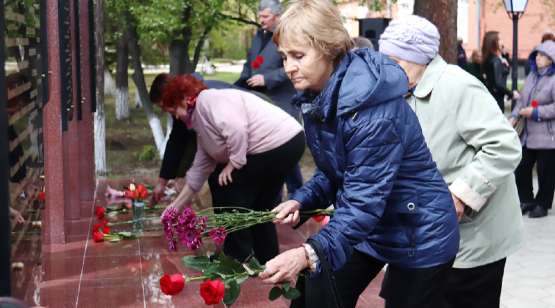 Стелу в честь погибших работников открыли на Бийском олеумном заводе 