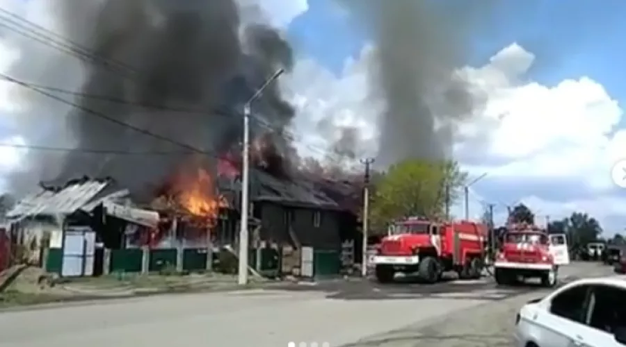 Сильный пожар полыхает сейчас в Заречье